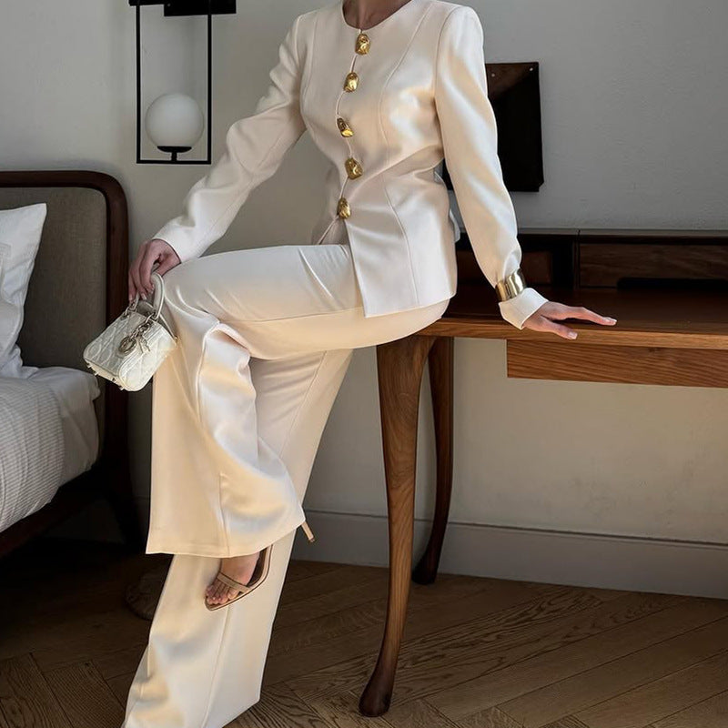 White straight loose top suit