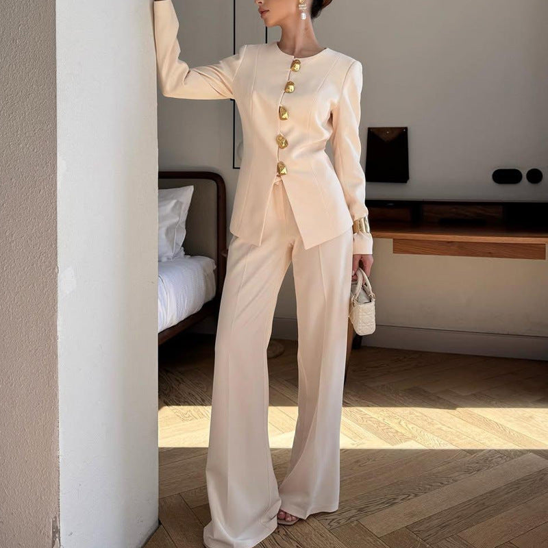 White straight loose top suit