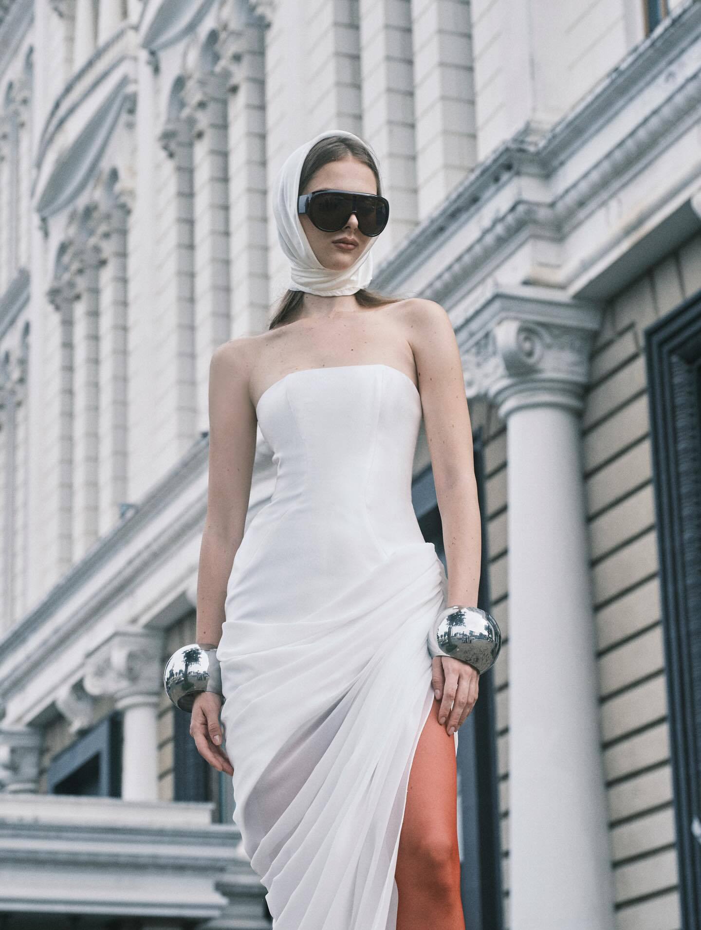 White bandeau twill pleated dress Europe