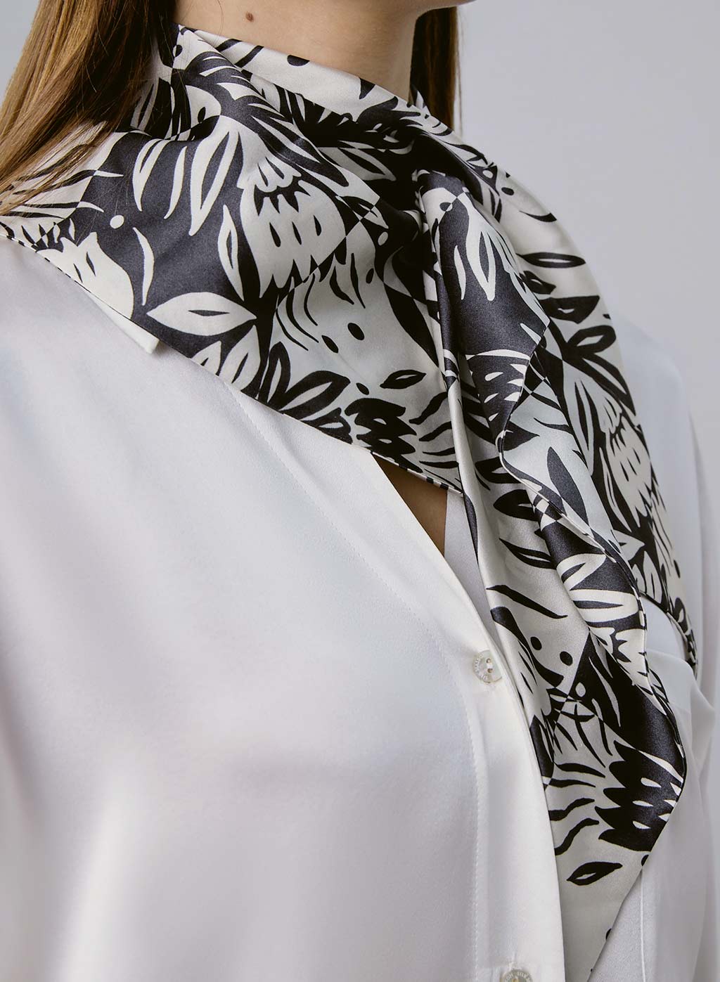 B&amp;W Tropical Silk Opening Scarf